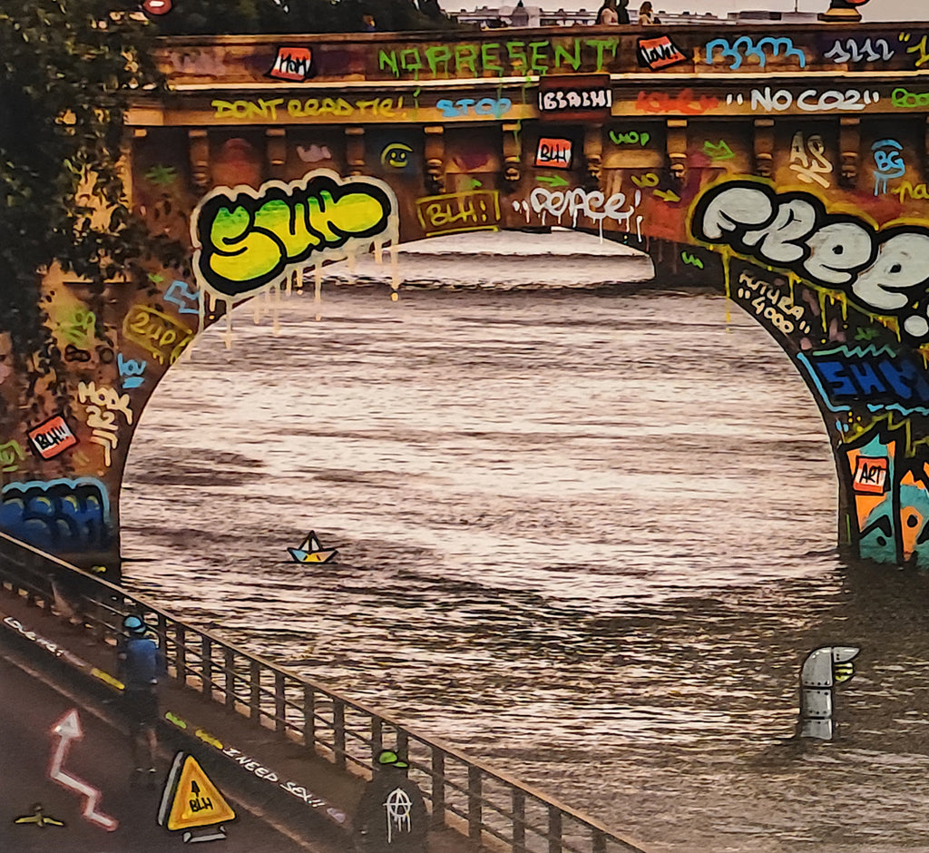 Paris le pont et la soucoupe volante