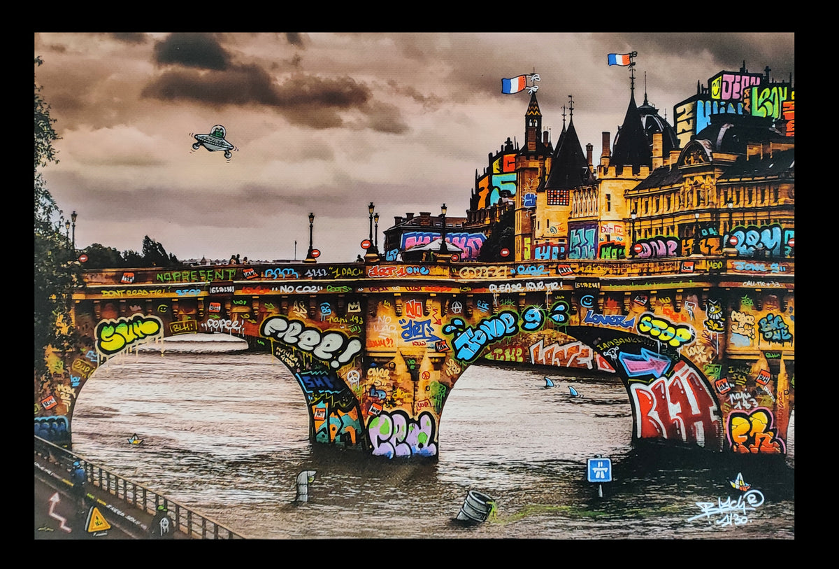 Paris le pont et la soucoupe volante
