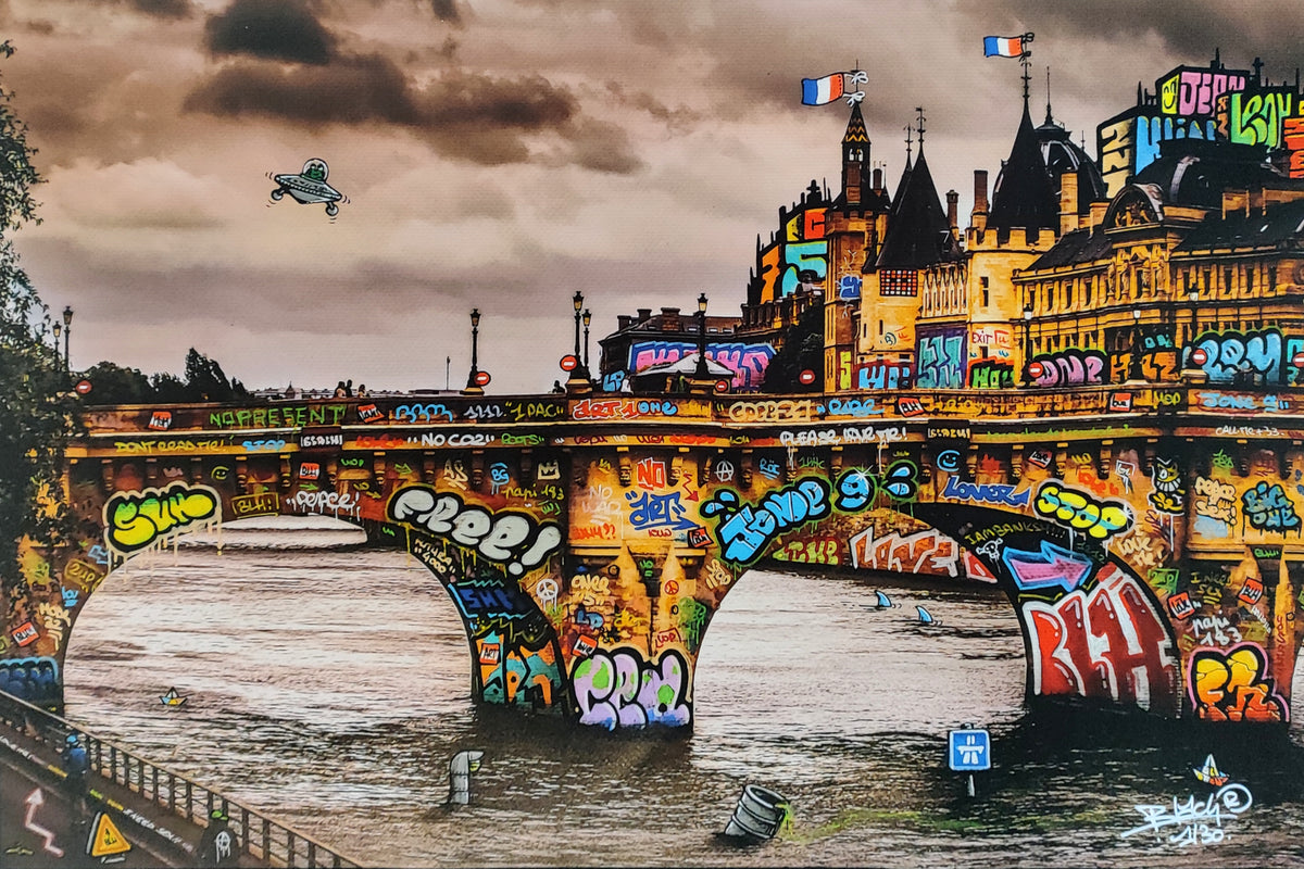 Paris le pont et la soucoupe volante